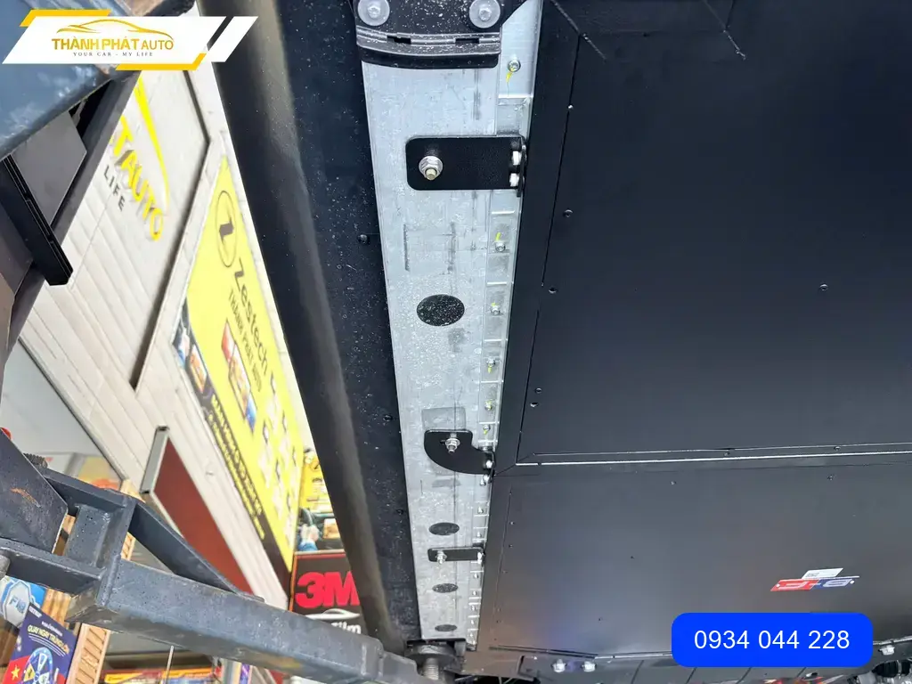 Anh Kiên lắp ốp bảo vệ pin VinFast VF6 tại Quận 12 để bảo vệ pin khỏi va đập ảnh thực tế 4