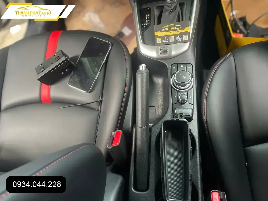 Anh Minh lắp phím chuột ô tô Toyota Vios tại Quận Thủ Đức vì phím zin bị liệt nút