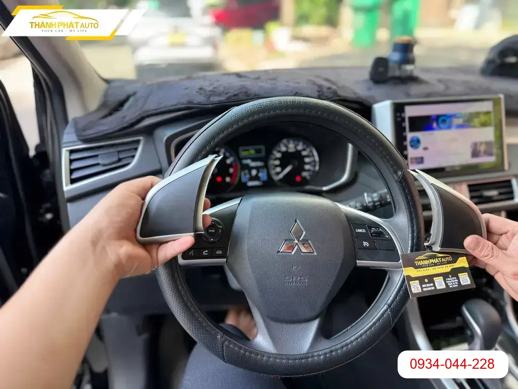 Chú Minh lắp phím vô lăng ô tô cho Hyundai Accent tại Quận 12 để tiện điều khiển
