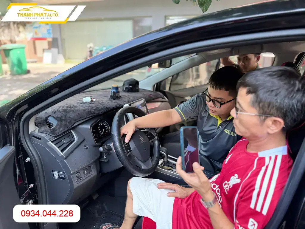 Chú Minh lắp phím vô lăng ô tô cho Hyundai Accent tại Quận 12 để tiện điều khiển ảnh thực tế 3