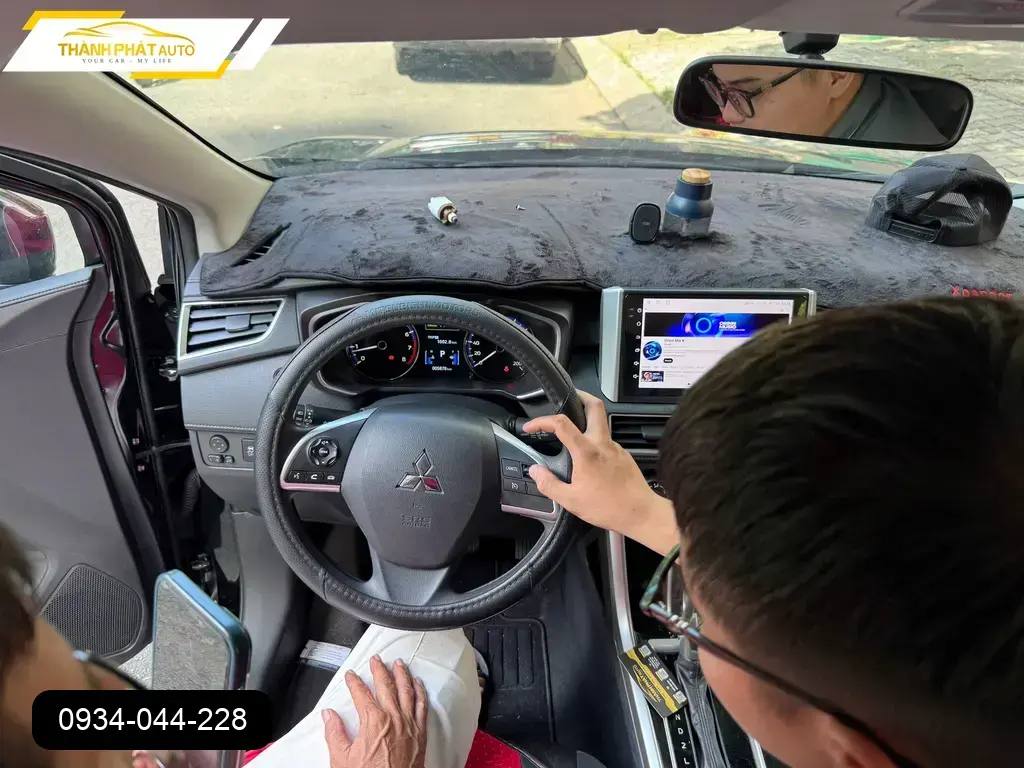 Chú Minh lắp phím vô lăng ô tô cho Hyundai Accent tại Quận 12 để tiện điều khiển ảnh thực tế 4