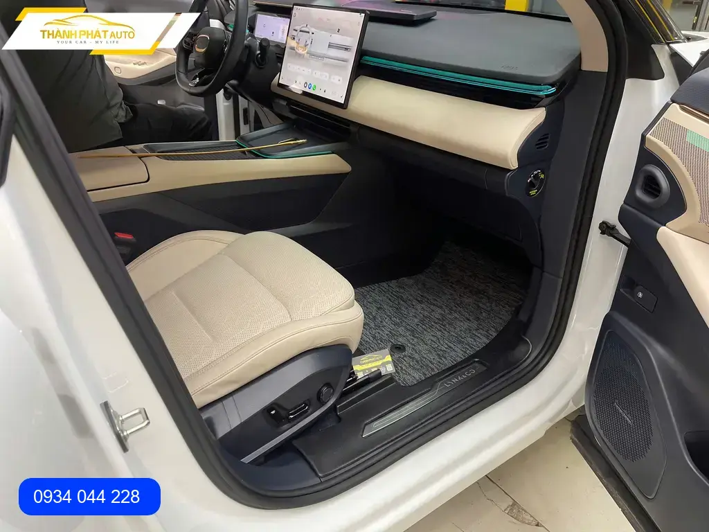 Anh Tấn thay sàn đúc huvi ô tô cho Honda CRV tại Quận 12 để nội thất luôn sạch đẹp