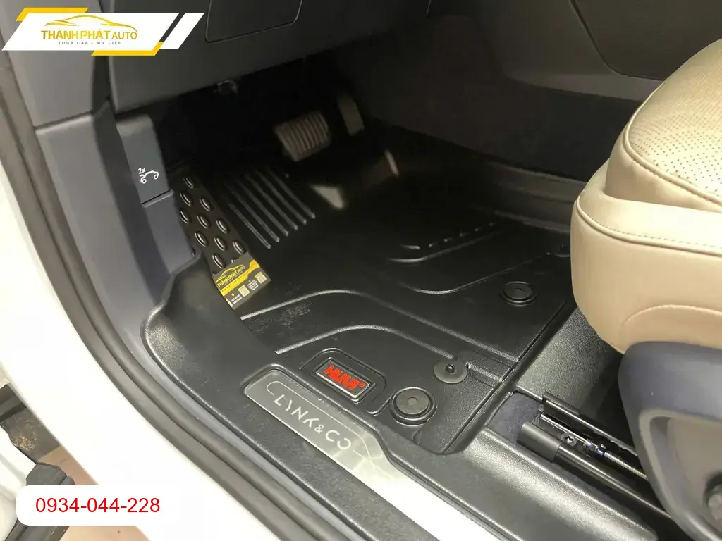 Anh Tấn thay sàn đúc huvi ô tô cho Honda CRV tại Quận 12 để nội thất luôn sạch đẹp ảnh thực tế 3