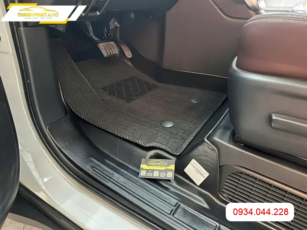 Anh Khang lắp thảm đúc cho ô tô Mazda CX-5 tại Thủ Đức để nội thất sạch hơn