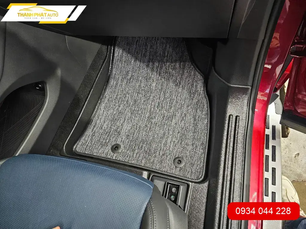Chị Thùy Trang thay thảm lót sàn ô tô cho Honda HR-V tại Quận Thủ Đức