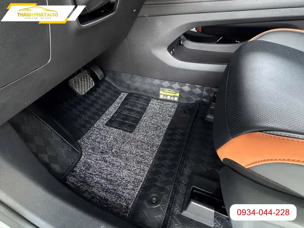 Anh Tấn lắp thảm lót sàn ô tô cho Ford Teritory tại Quận Thủ Đức để giữ nội thất sạch