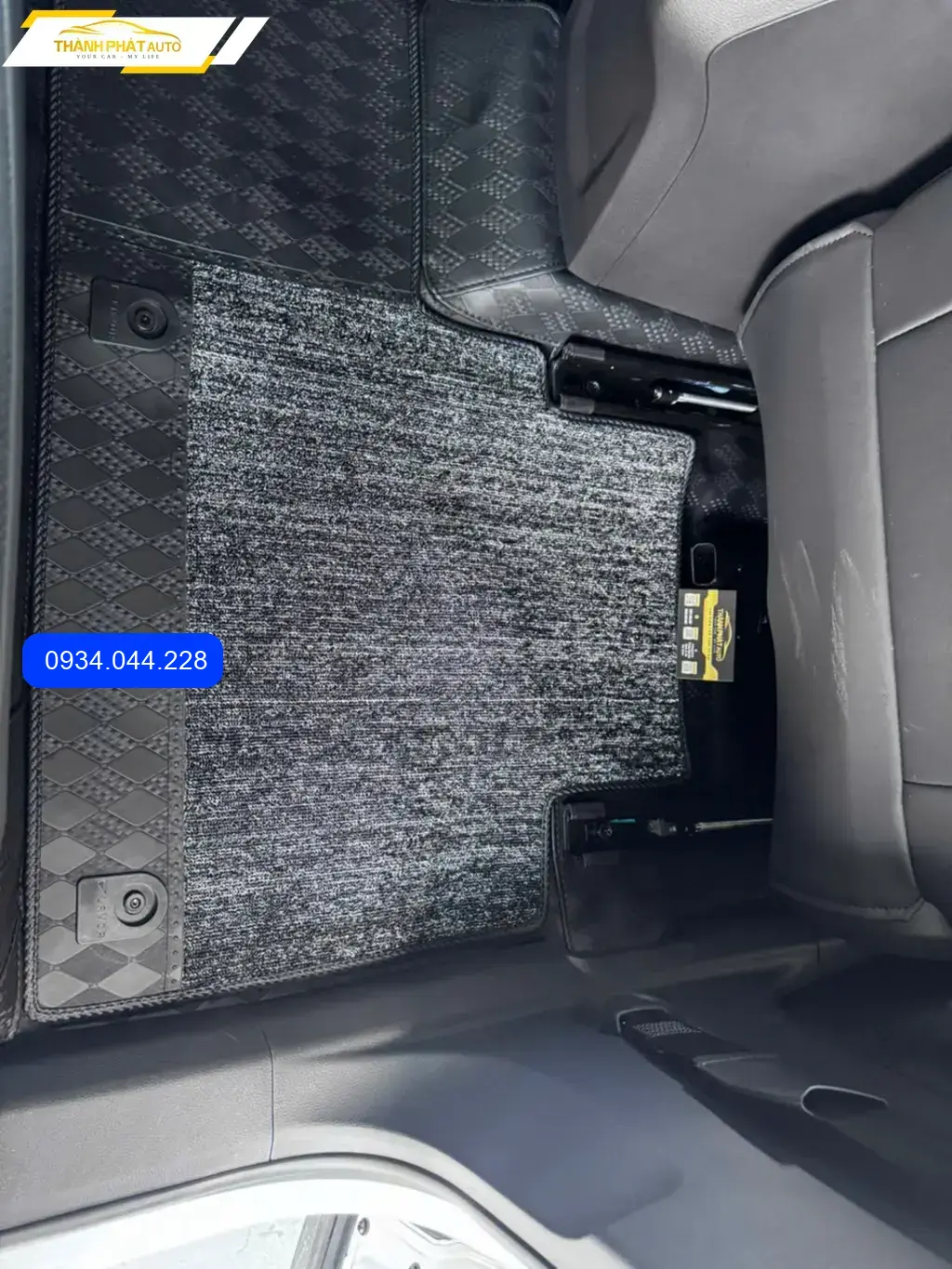 Anh Tấn lắp thảm lót sàn ô tô cho Ford Teritory tại Quận Thủ Đức để giữ nội thất sạch ảnh thực tế 2