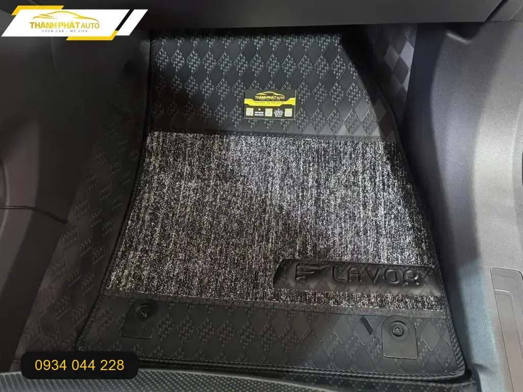 Anh Tấn lắp thảm lót sàn ô tô cho Ford Teritory tại Quận Thủ Đức để giữ nội thất sạch ảnh thực tế 3