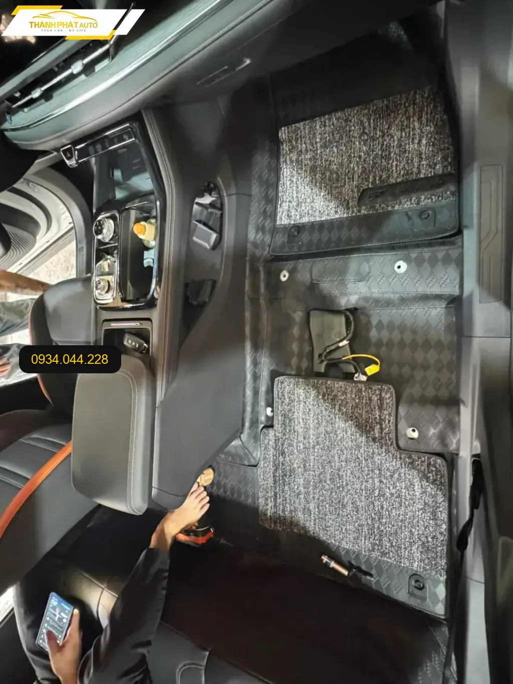 Anh Tấn lắp thảm lót sàn ô tô cho Ford Teritory tại Quận Thủ Đức để giữ nội thất sạch ảnh thực tế 4