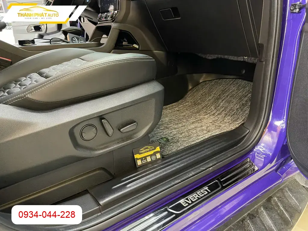 Chị Mai Anh thay Thảm Sàn Đúc Pako Ford Everest Platinum Quận 9 giữ xe sạch