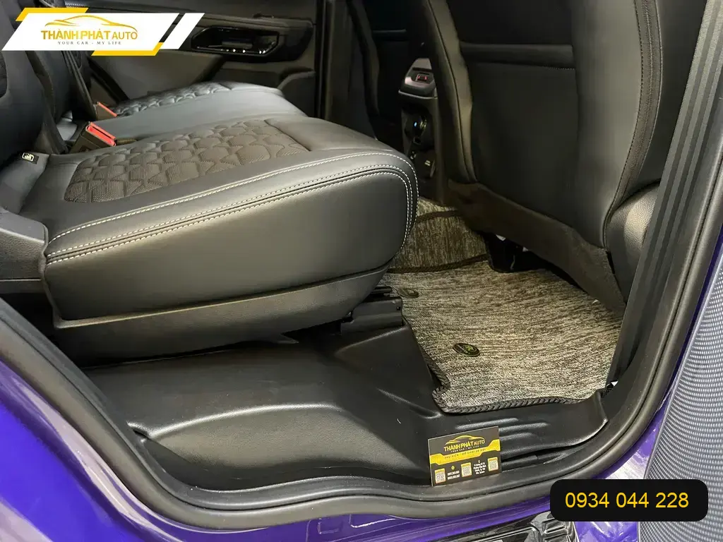 Chị Mai Anh thay Thảm Sàn Đúc Pako Ford Everest Platinum Quận 9 giữ xe sạch ảnh thực tế 3