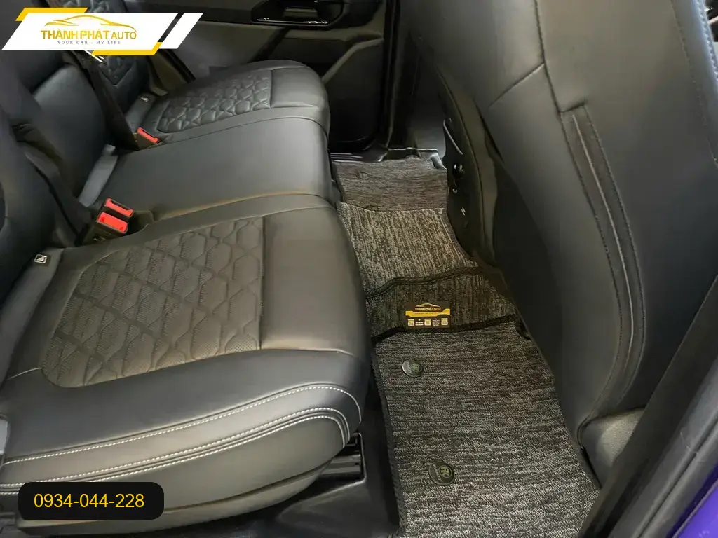 Chị Mai Anh thay Thảm Sàn Đúc Pako Ford Everest Platinum Quận 9 giữ xe sạch ảnh thực tế 4