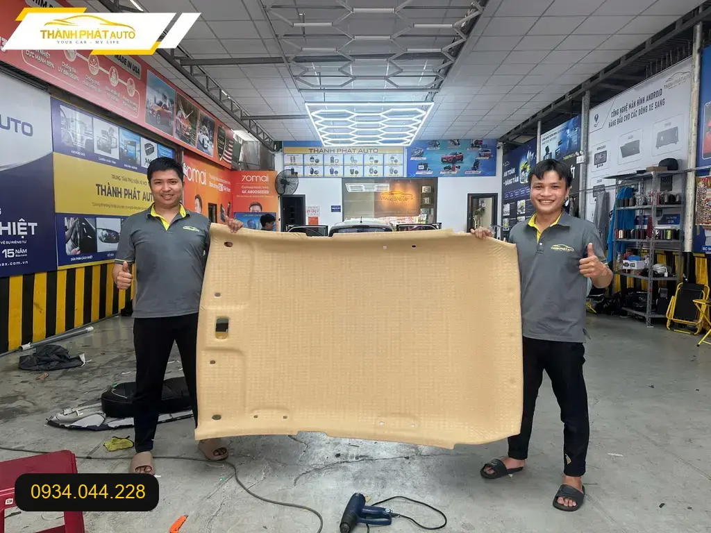 Anh Vỹ bọc trần da 5D ô tô Hyundai SantaFe tại Thủ Đức, trần cũ kém sang