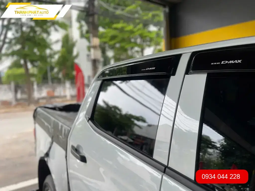 Anh Quân lắp Vè Chè Mưa Isuzu D-max ở Quận 12 vì mưa nhiều quá.