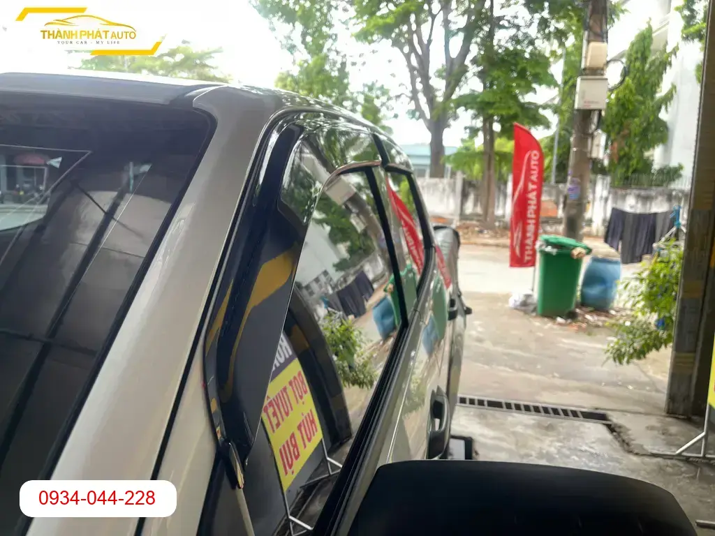 Anh Quân lắp Vè Chè Mưa Isuzu D-max ở Quận 12 vì mưa nhiều quá. ảnh thực tế 2