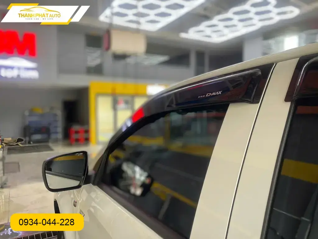 Anh Quân lắp Vè Chè Mưa Isuzu D-max ở Quận 12 vì mưa nhiều quá. ảnh thực tế 3