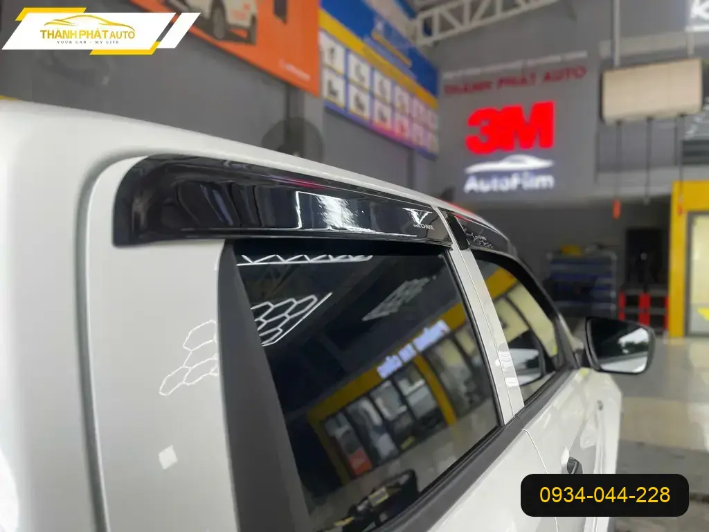 Anh Quân lắp Vè Chè Mưa Isuzu D-max ở Quận 12 vì mưa nhiều quá. ảnh thực tế 4