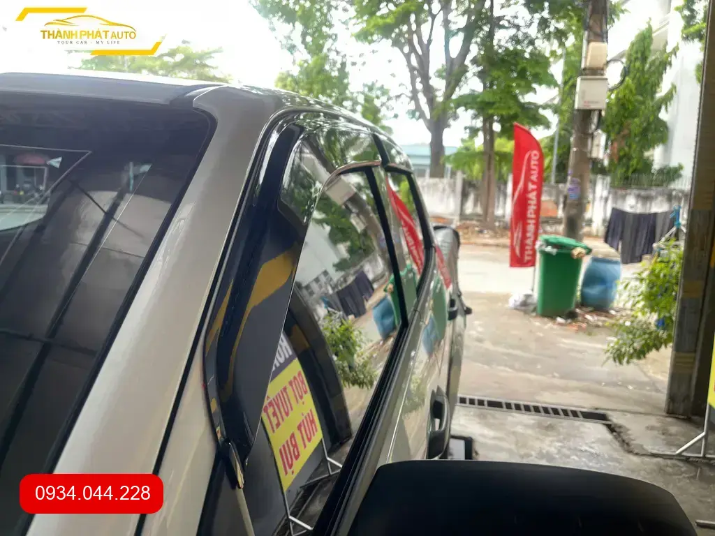 Anh Tùng lắp Vè Che Mưa Isuzu D-max tại Quận Thủ Đức để xe trông cứng cáp hơn