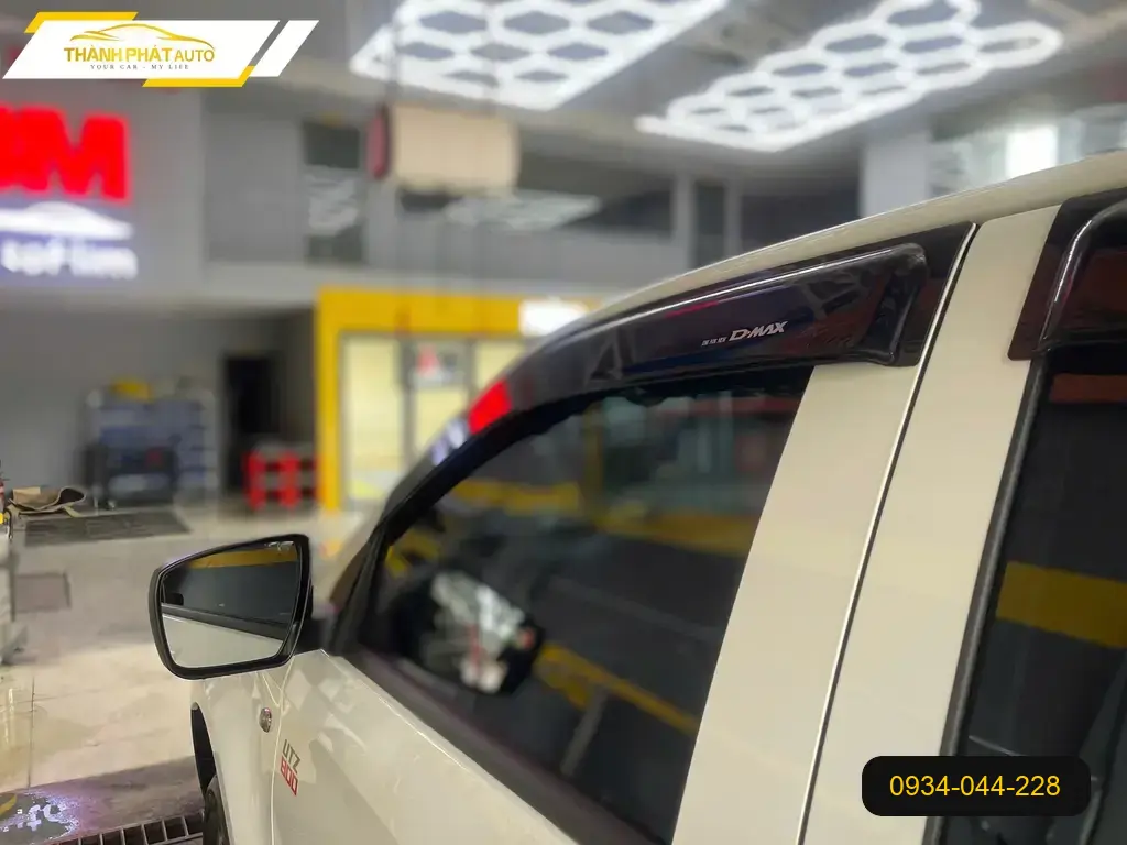 Anh Tùng lắp Vè Che Mưa Isuzu D-max tại Quận Thủ Đức để xe trông cứng cáp hơn ảnh thực tế 2