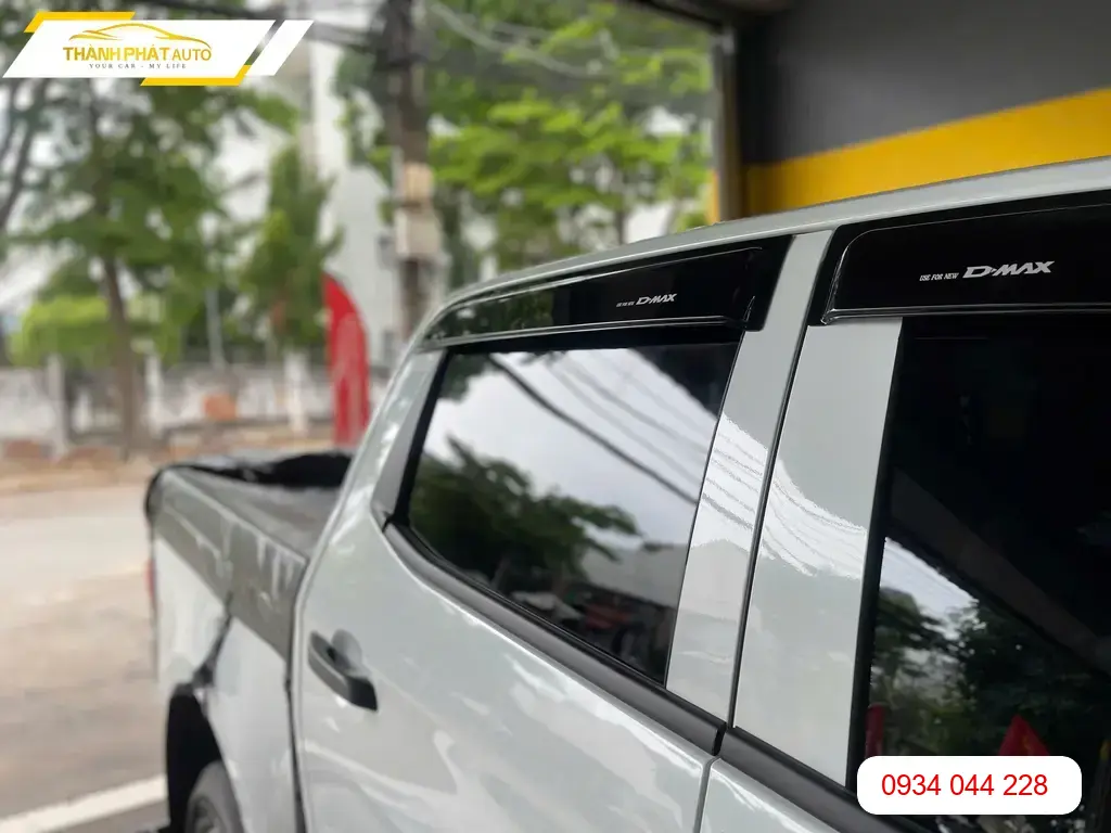 Anh Tùng lắp Vè Che Mưa Isuzu D-max tại Quận Thủ Đức để xe trông cứng cáp hơn ảnh thực tế 3