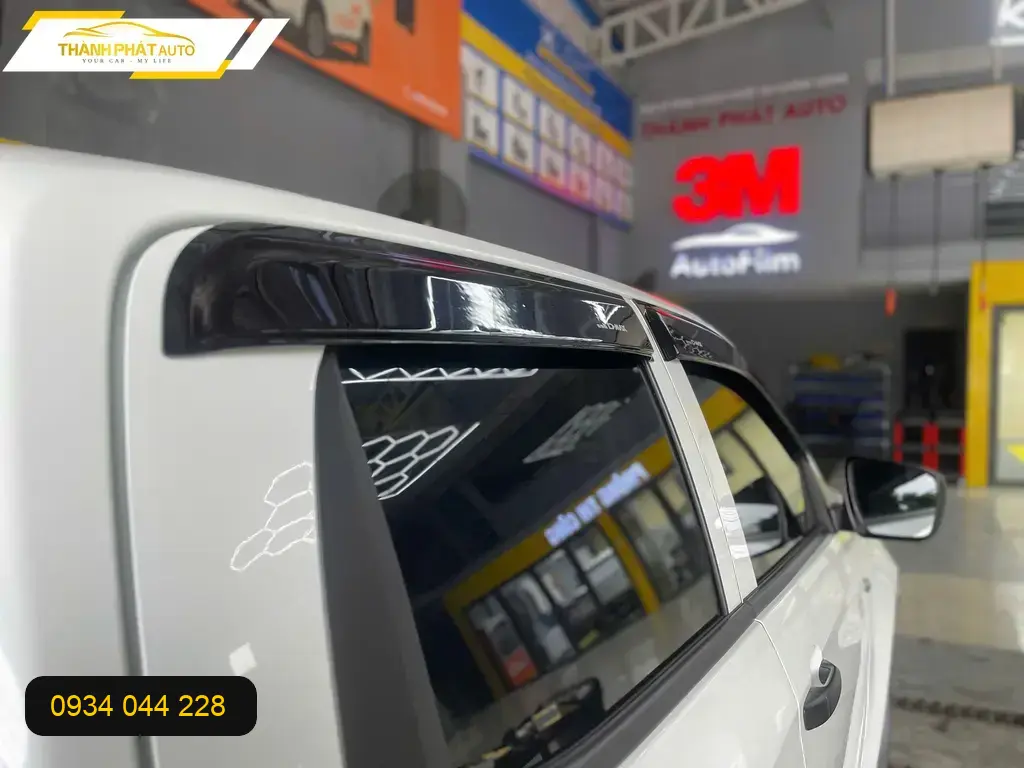 Anh Tùng lắp Vè Che Mưa Isuzu D-max tại Quận Thủ Đức để xe trông cứng cáp hơn ảnh thực tế 4