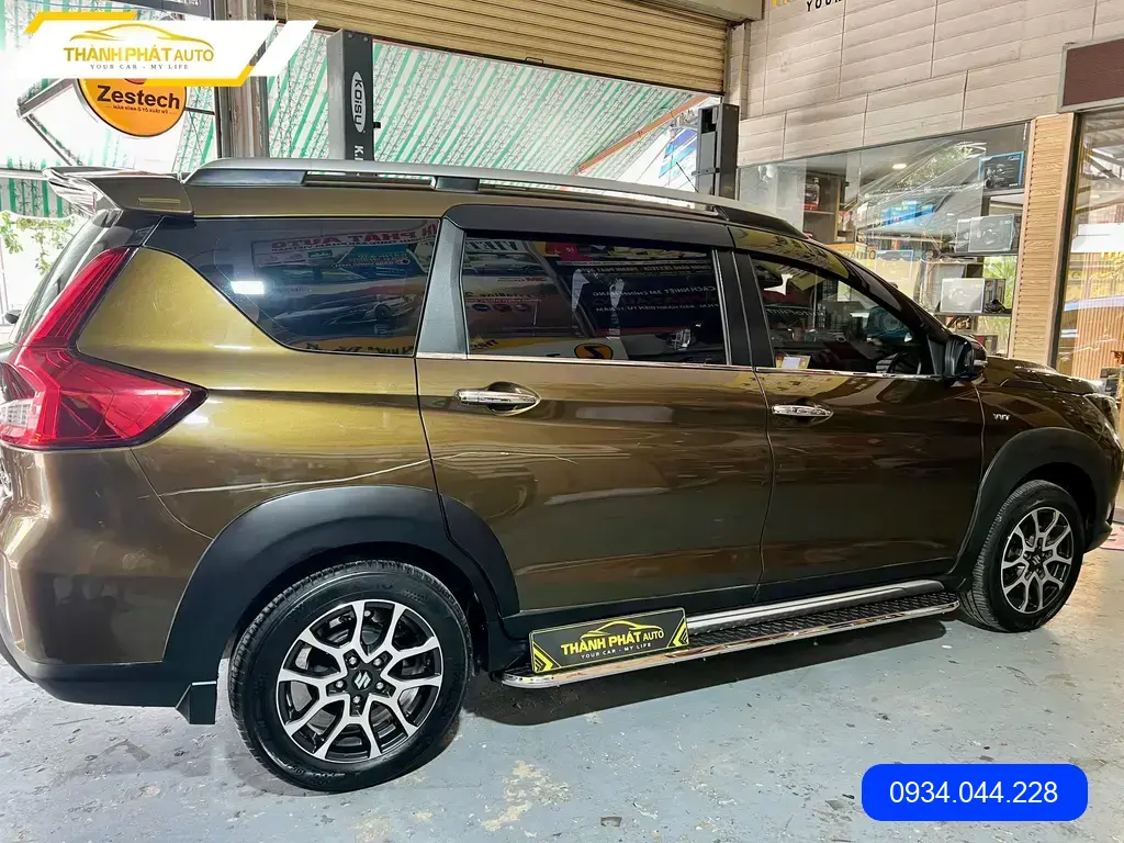 Anh Tùng lắp bậc bước XL7 tại Thủ Đức cho vợ con dễ lên xuống