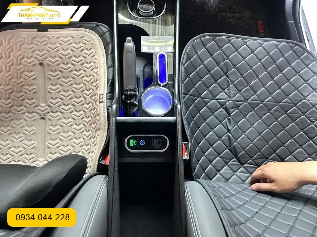 Anh Bảo lắp yên ngựa sạc không dây ô tô cho Hyundai SantaFe tại Quận 12