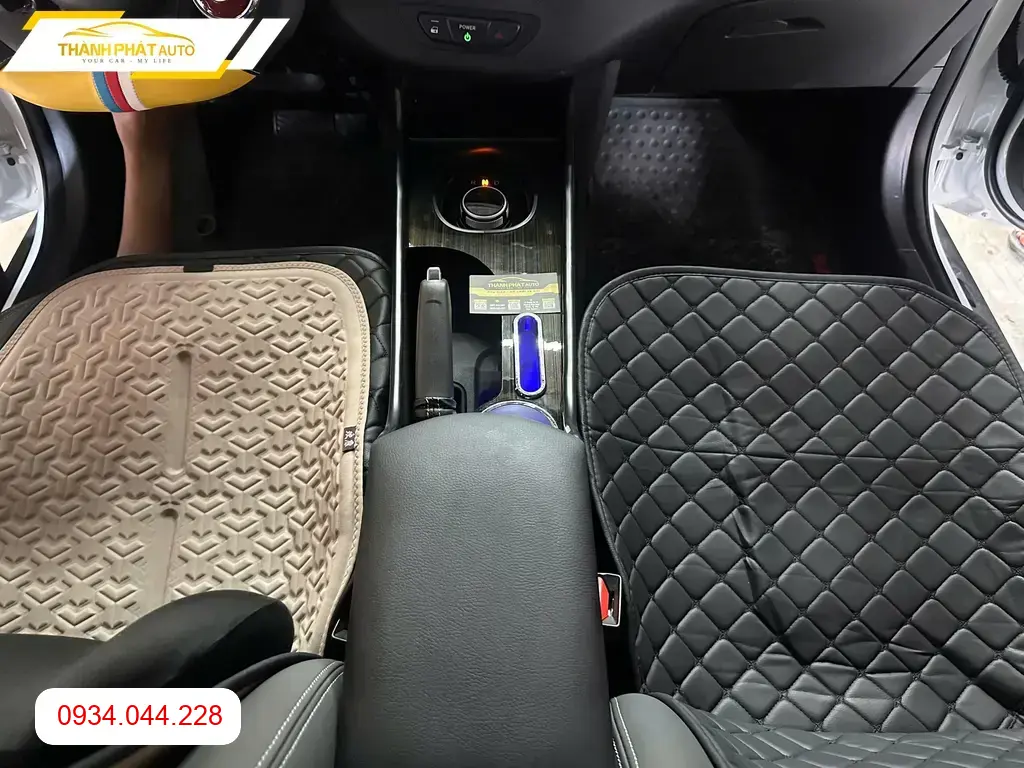 Anh Bảo lắp yên ngựa sạc không dây ô tô cho Hyundai SantaFe tại Quận 12 ảnh thực tế 2
