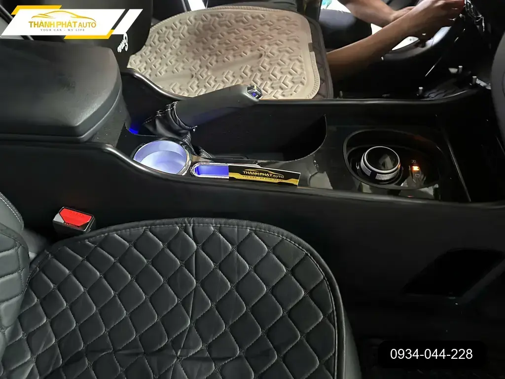 Anh Bảo lắp yên ngựa sạc không dây ô tô cho Hyundai SantaFe tại Quận 12 ảnh thực tế 4